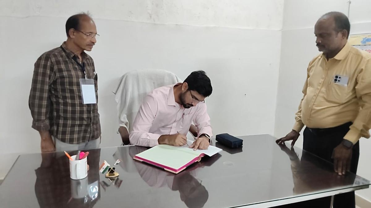 సాలూరు మున్సిపల్ ప్రత్యేక అధికారిగా బాధ్యతలు స్వీకరించిన సబ్ కలెక్టర్