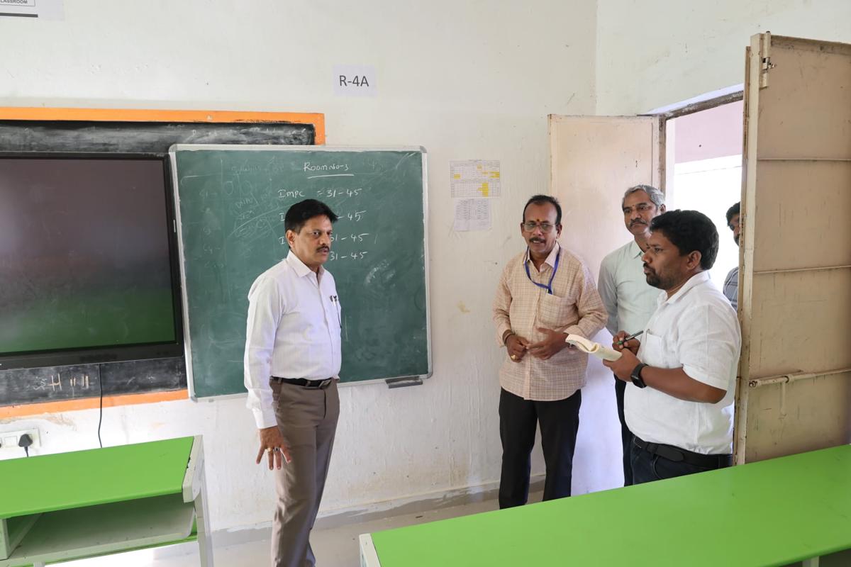 ఎన్నికల ఏర్పాట్లను పరిశీలించిన జిల్లా ఎన్నికల పరిశీలకులు రోణంకి కూర్మనాథ్
