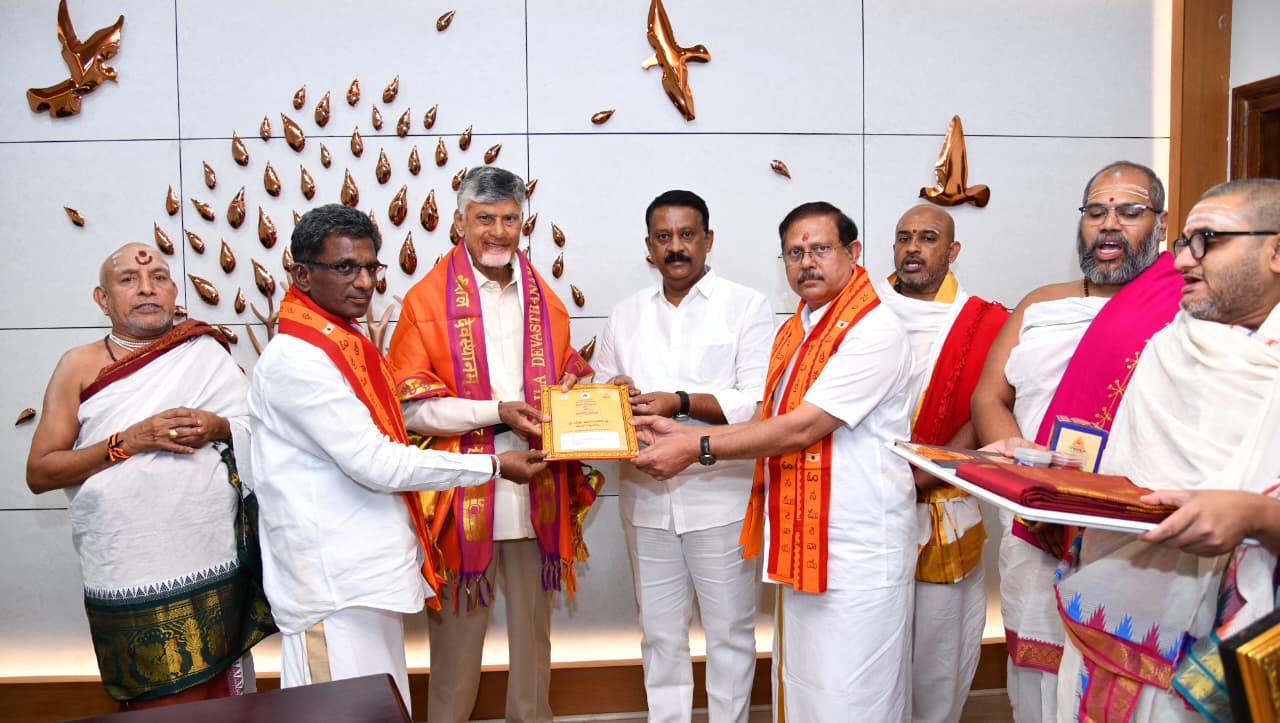 దేవీ శరన్నవరాత్రి ఉత్సవాలకు సీఎం చంద్రబాబుకు ఆహ్వానం