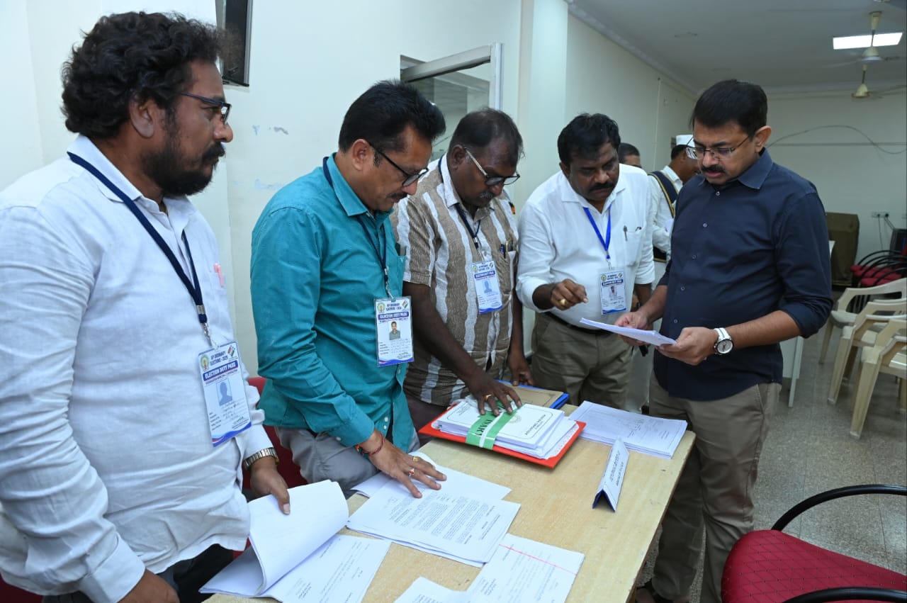 ఎన్నికల ఏర్పాట్లను పరిశీలించిన జిల్లా కలెక్టర్ ఎస్. రాంసుందర్ రెడ్డి
