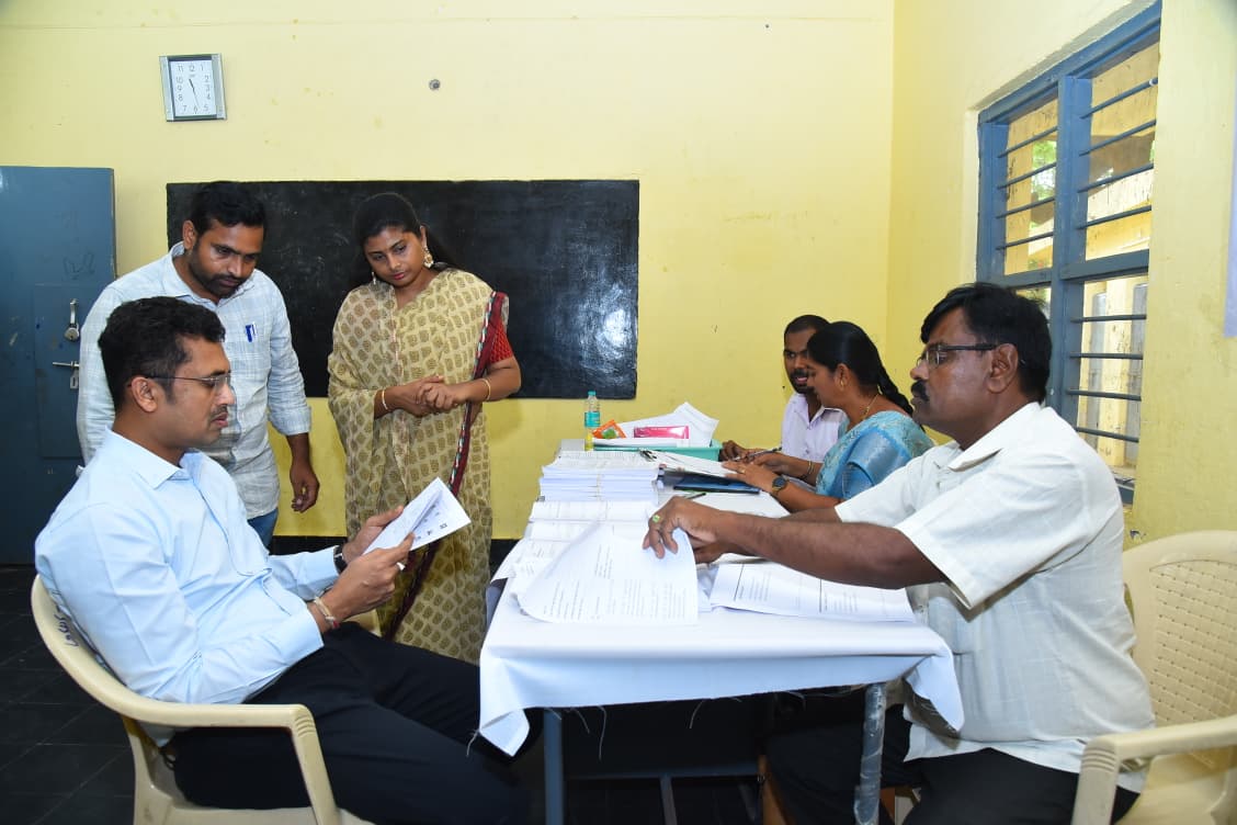 పుట్టపర్తిలో నామినేషన్ కేంద్రాలను తనిఖీ చేసిన జిల్లా కలెక్టర్