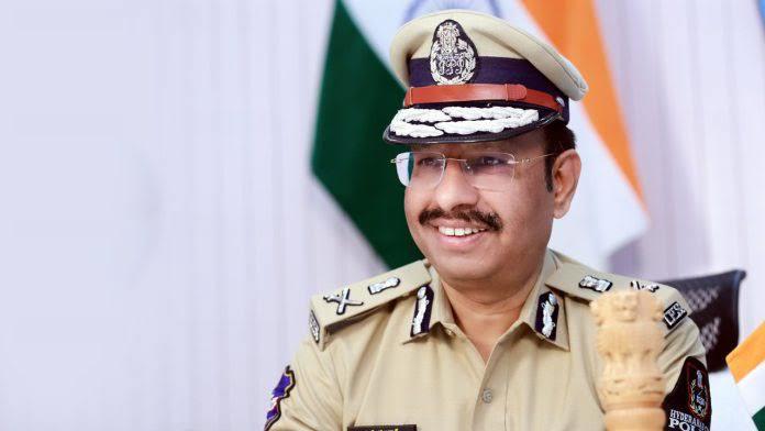 పాలపిట్టలను బంధిస్తే కఠిన చర్యలు: సీపీ సజ్జనార్