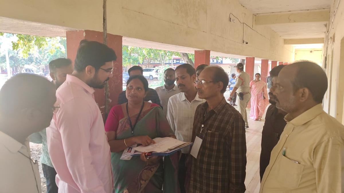 సాలూరులో స్ట్రాంగ్ రూమ్, కౌంటింగ్ కేంద్రాలను పరిశీలించిన సబ్ కలెక్టర్