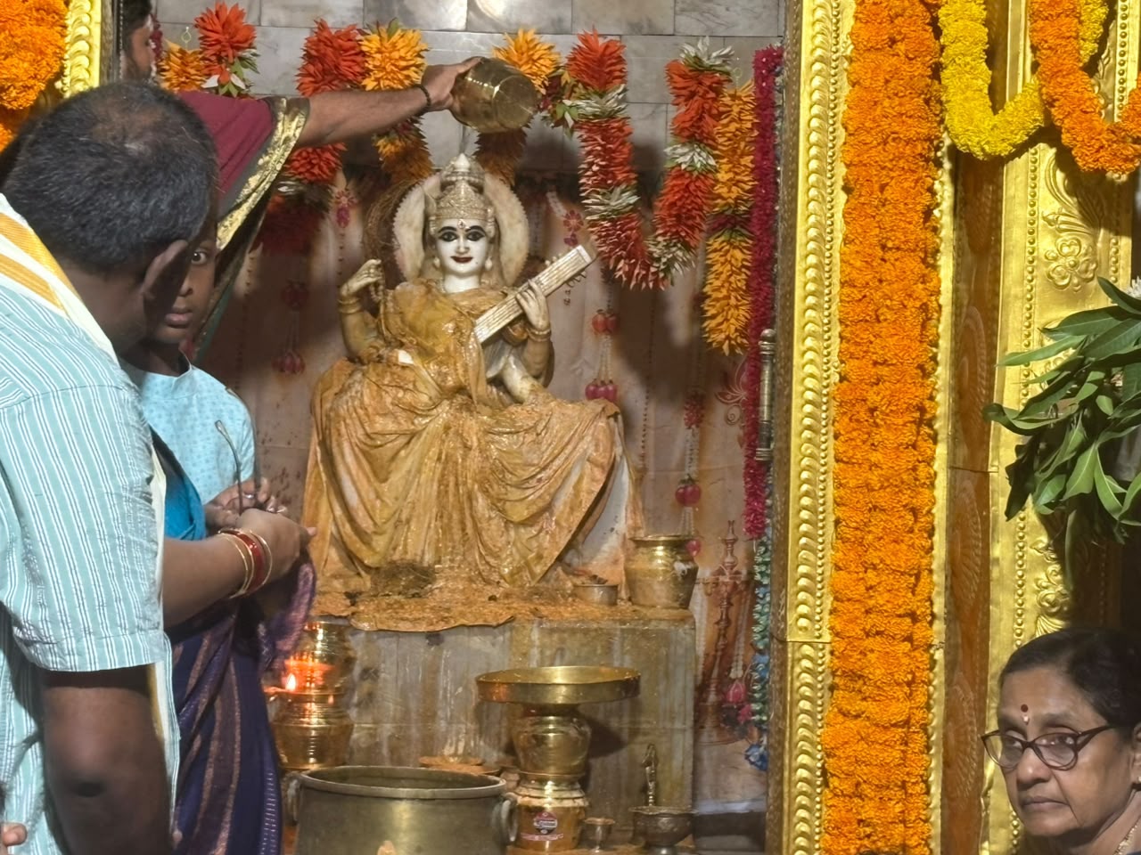 మూలా నక్షత్రం సందర్భంగా నూజివీడు సరస్వతీ అమ్మవారి ఆలయానికి పోటెత్తిన భక్తులు