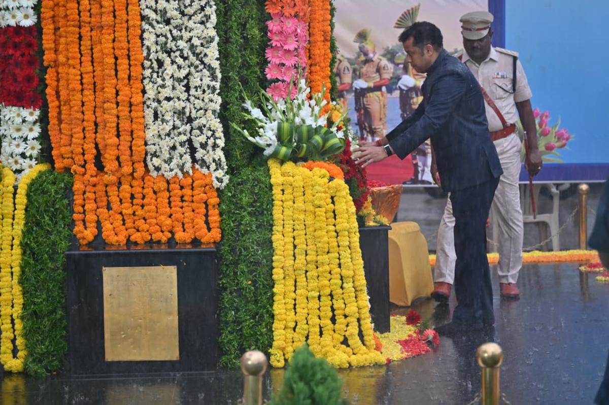 పోలీసు అమరవీరుల త్యాగాలు చిరస్మరణీయం: కలెక్టర్ హిమాన్షు శుక్లా