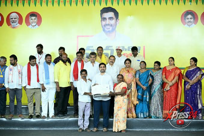 కుంచనపల్లిలో ఇళ్ల పట్టాల పంపిణీ
