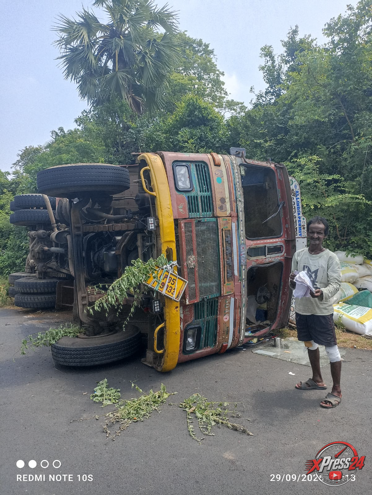 లింగపాలెం అడవిలో లారీ బోల్తా