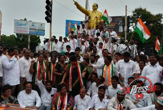 కరీంనగర్లో కాంగ్రెస్ నాయకుల నిరసన, భారీ ర్యాలీ