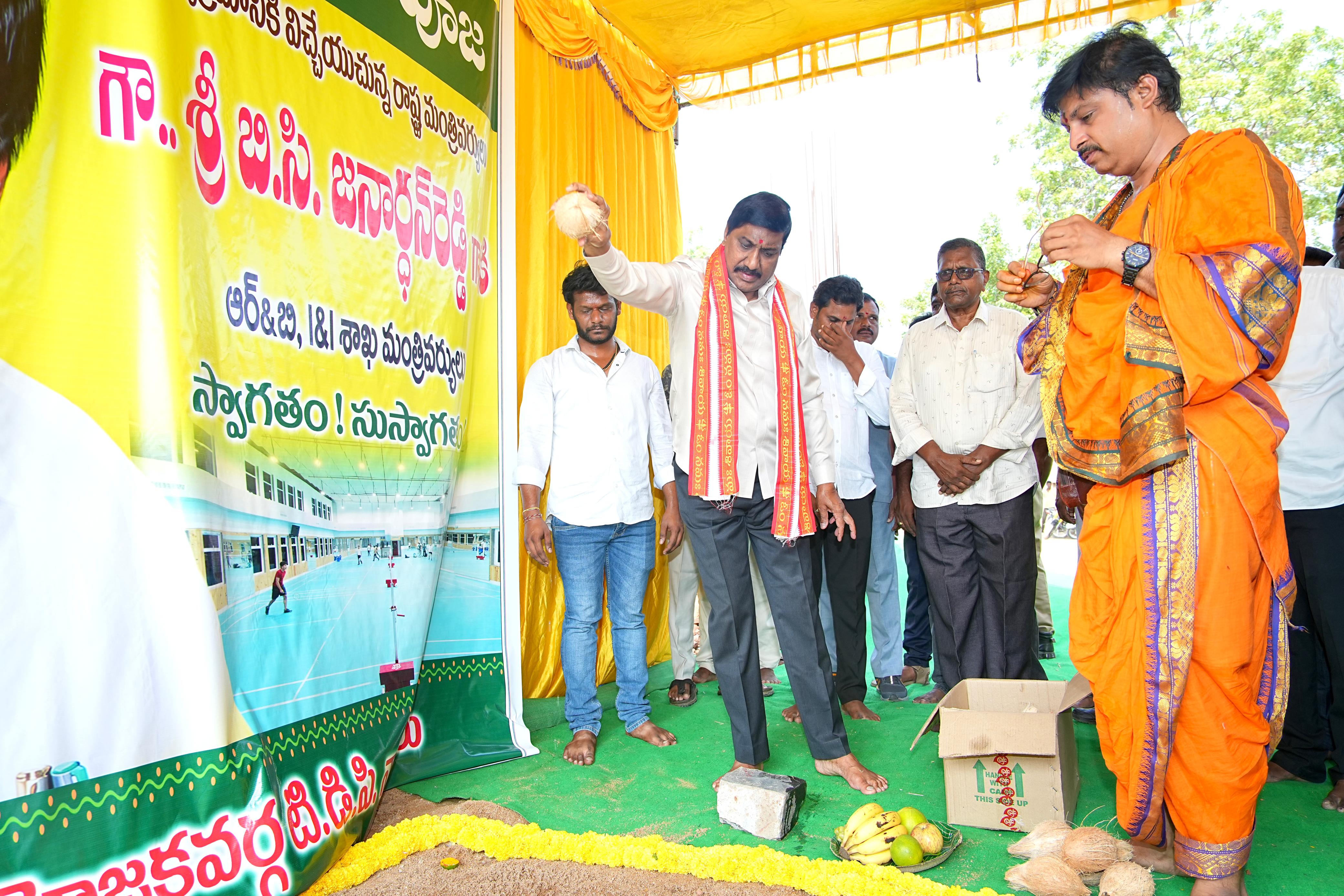 ఇండోర్‌ స్టేడియం పనులు పునఃప్రారంభం