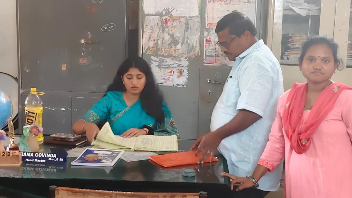 గిరిజన విద్యార్థినుల ఆరోగ్యంపై ప్రత్యేక శ్రద్ధ వహించాలి