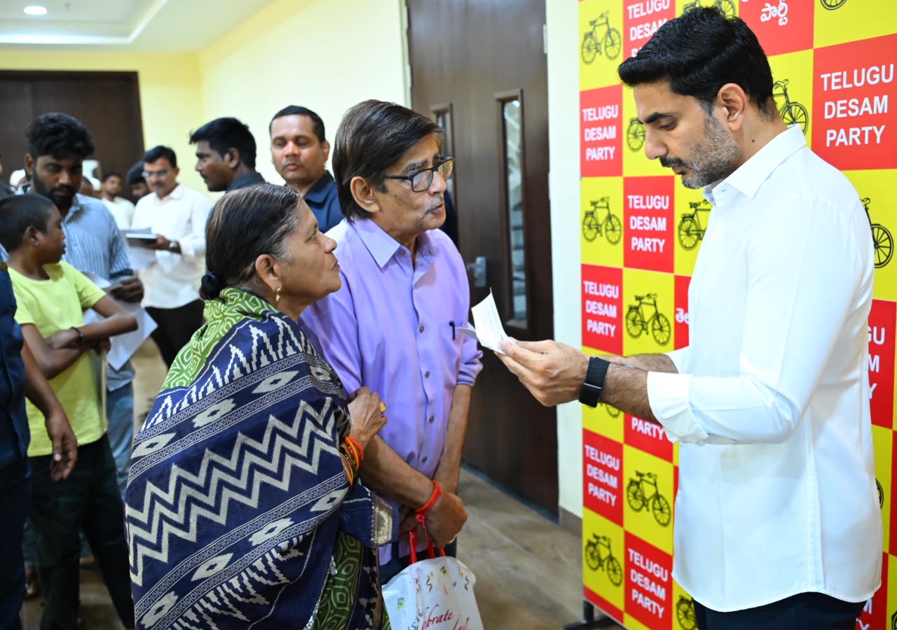 ప్రజాదర్బార్‌లో ప్రజల నుంచి అర్జీలు స్వీకరించిన మంత్రి నారా లోకేష్