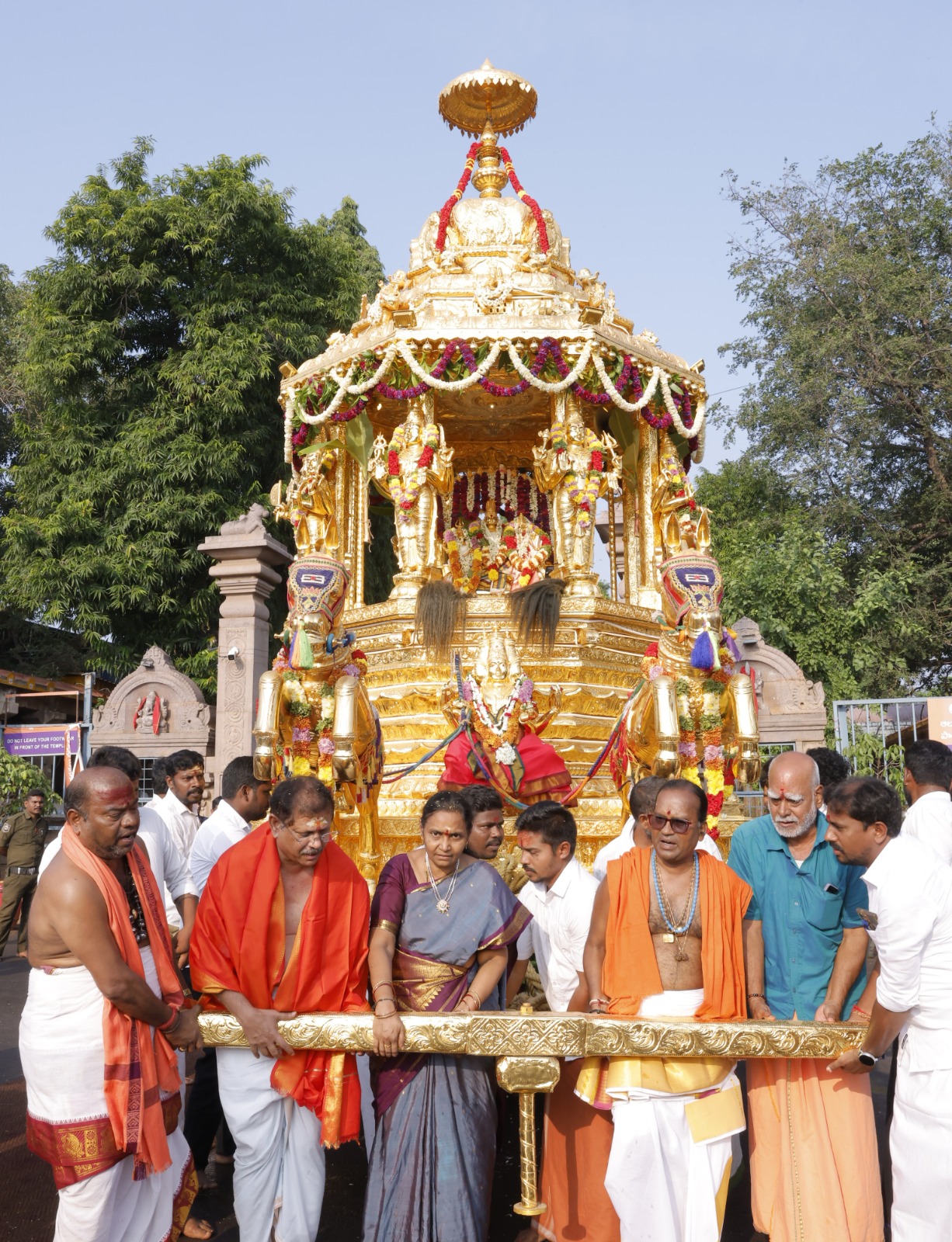 శ్రీశైలంలో వైభవంగా స్వర్ణరథోత్సవం