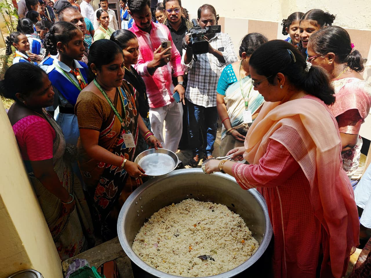 జొన్నవలస జెడ్పీ ఉన్నత పాఠశాలలో ఎమ్మెల్యే ఆకస్మిక తనిఖీ