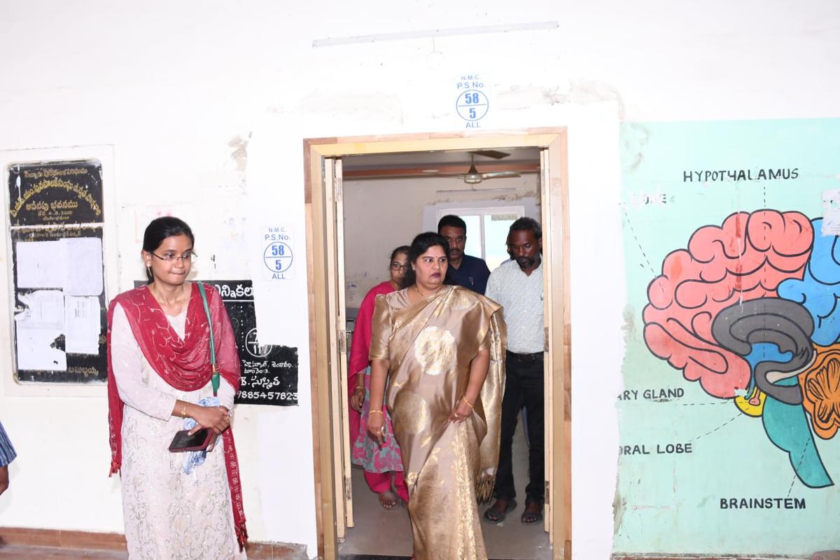 సమస్యాత్మక పోలింగ్ కేంద్రాల్లో పటిష్ట భద్రతా ఏర్పాట్లు చేపట్టాలి: జిల్లా ఎన్నికల పరిశీలకులు సదా భార్గవి