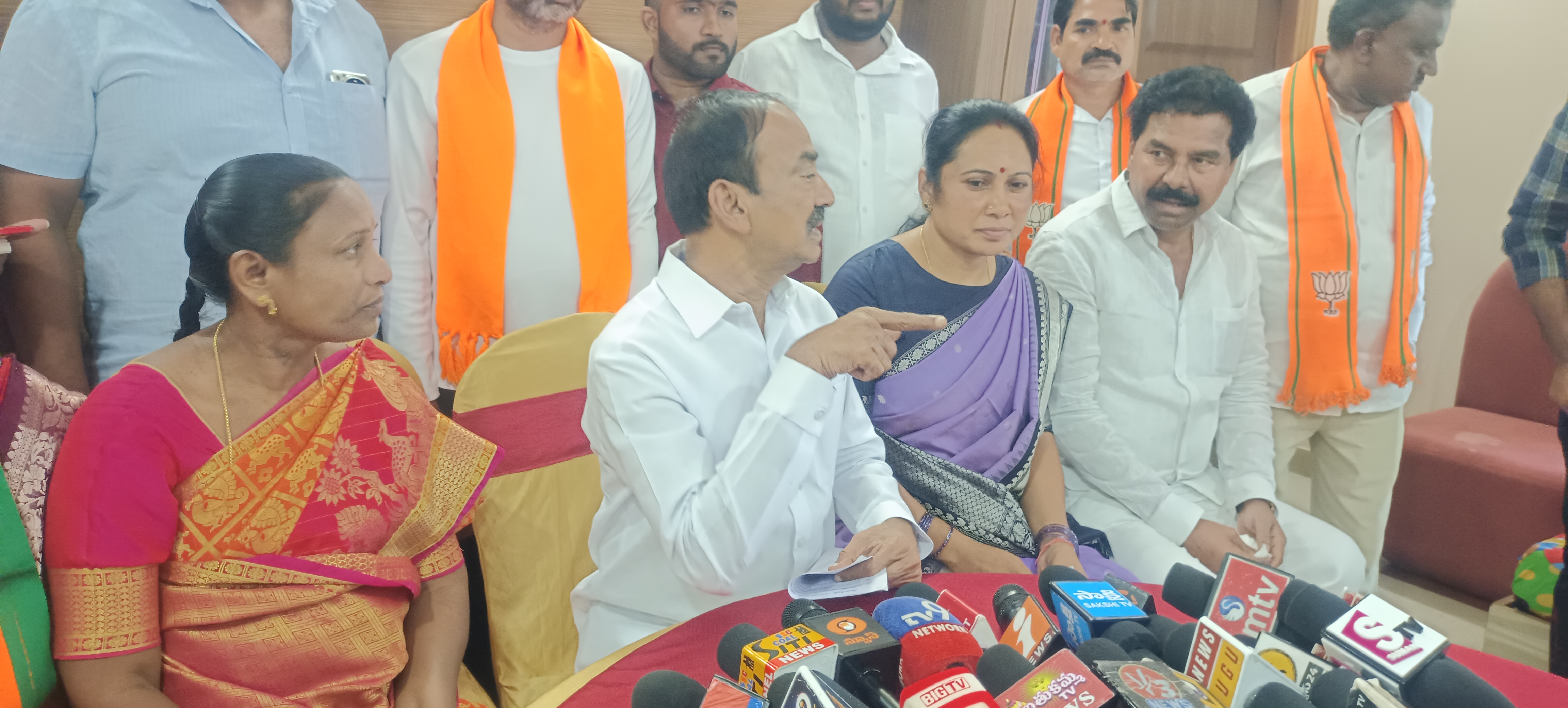 సింగరేణిని ప్రైవేట్ పరం చేసేందుకు ప్రభుత్వం ప్రయత్నిస్తోంది: ఈటెల రాజేందర్