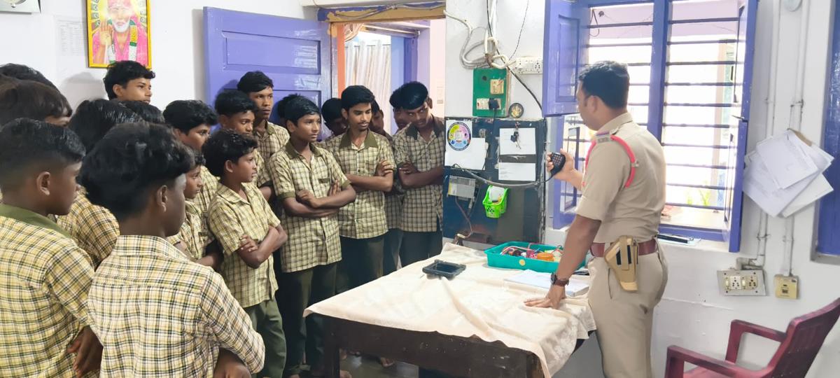పోలీస్ అమరవీరుల సంస్మరణ వారోత్సవాల్లో భాగంగా విద్యార్థులకు ఓపెన్ హౌస్ కార్యక్రమాలు