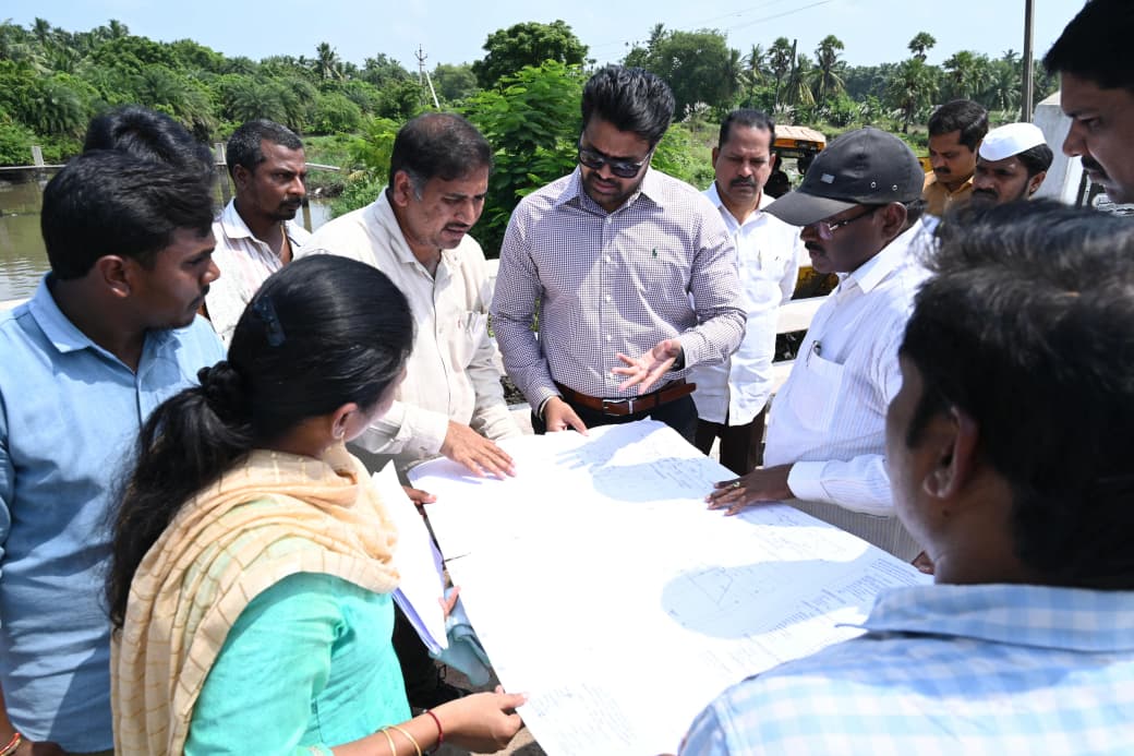 కాలువల్లో పూడికతీత పనులు యుద్ధప్రాతిపదికన చేపట్టాలి