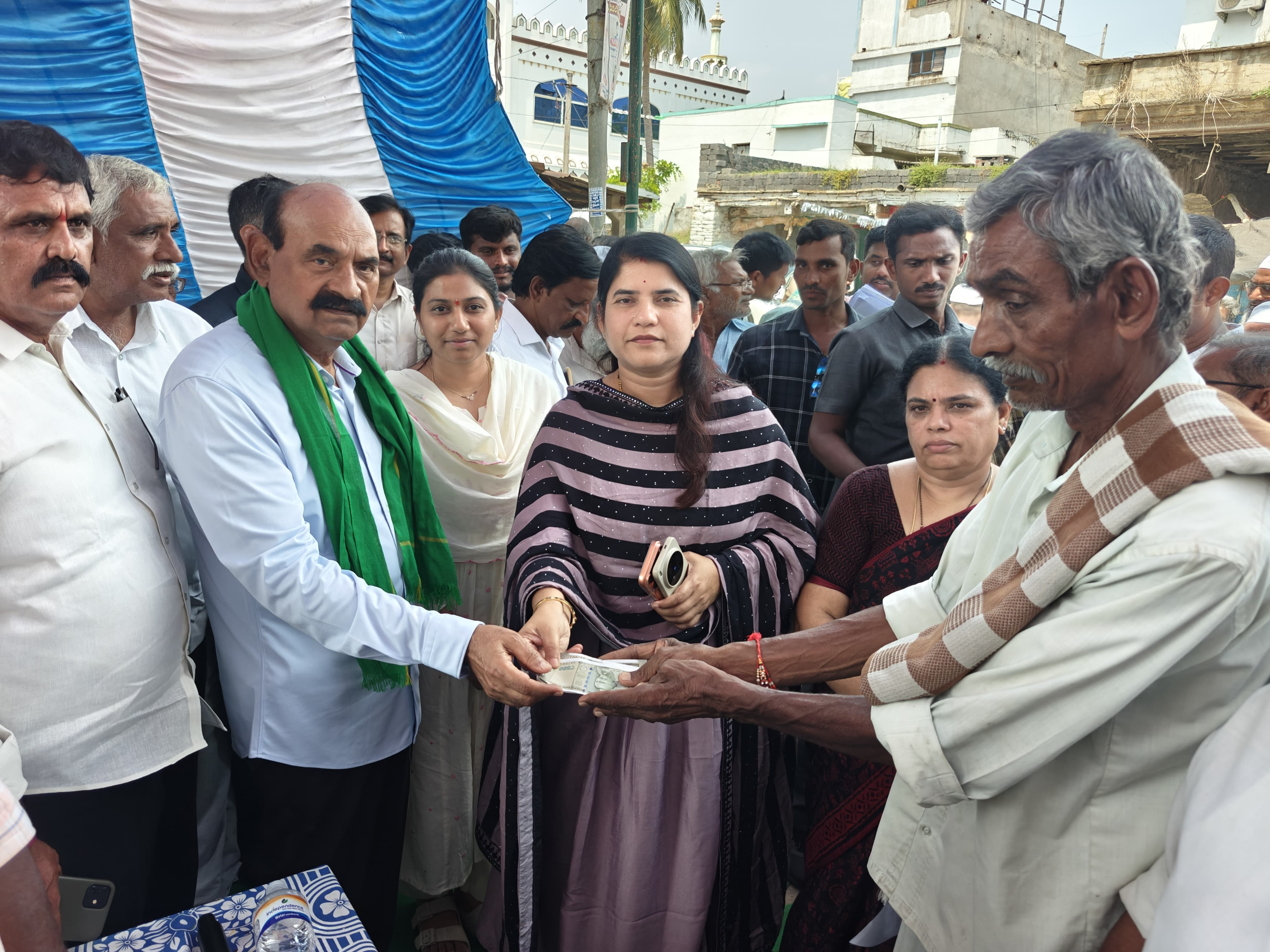 పోలూరులో ఎన్టీఆర్ భరోసా పింఛన్ల పంపిణీ