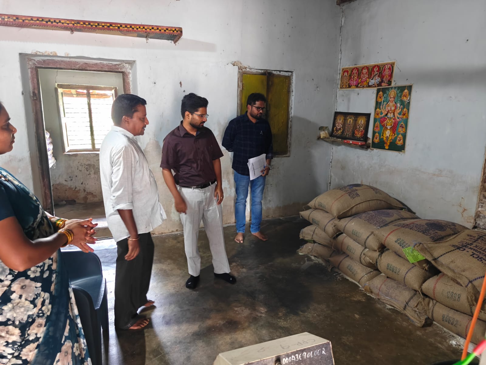రేషన్‌ దుకాణంలో స్టాక్‌, రిజిస్టర్ల పరిశీలన