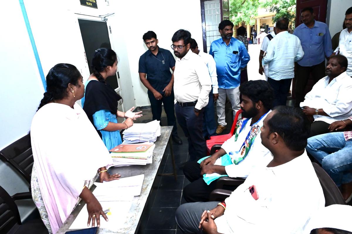 నామినేషన్ల స్వీకరణ ప్రక్రియను పరిశీలించిన జిల్లా కలెక్టర్ డీకే బాలాజీ