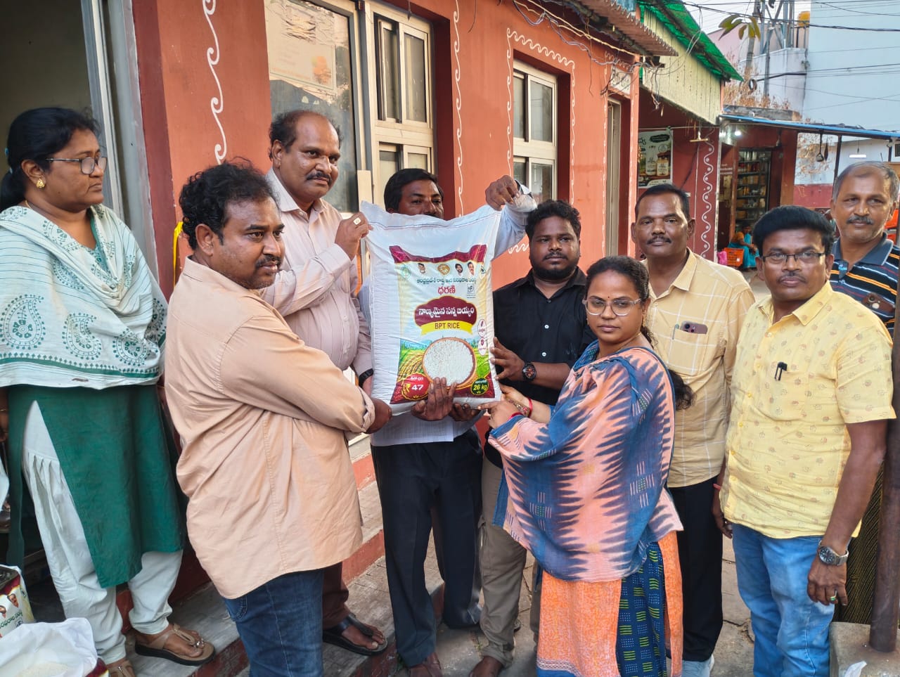 రైతు బజార్లలో తక్కువ ధరకే నాణ్యమైన బియ్యం విక్రయాలు ప్రారంభం