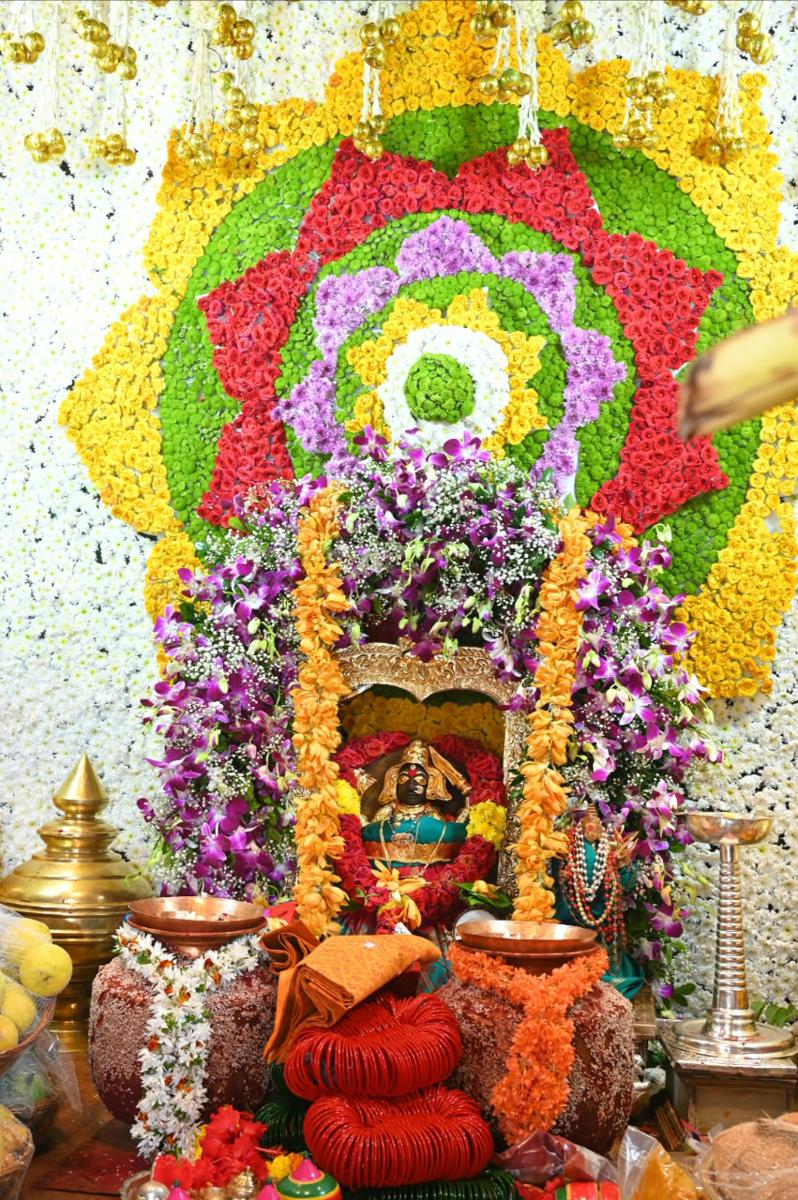 తొలేళ్ల పండగకు పోటెత్తిన భక్తులు.. పైడితల్లి అమ్మవారి దర్శనానికి బారులు